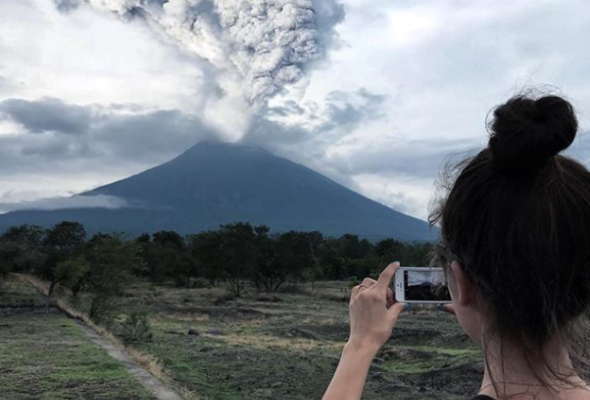 Извержение вулкана Агунг на о. Бали не напугало туристов