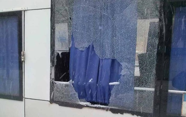 В Шостке пешеход разбил кулаком окно маршрутки: пострадала пассажир