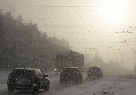 В Крыму на Ангарский перевал из-за снегопада подтянули спецтехнику