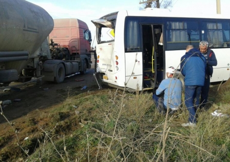 В Крыму автобус с пассажирами протаранила бетономешалка