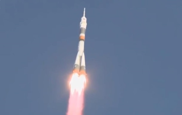 Россия запустила ракету Союз с экипажем для МКС