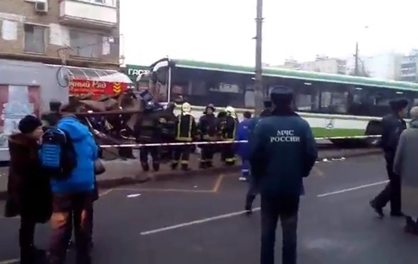Автобус въехал в остановку в Москве, есть жертвы