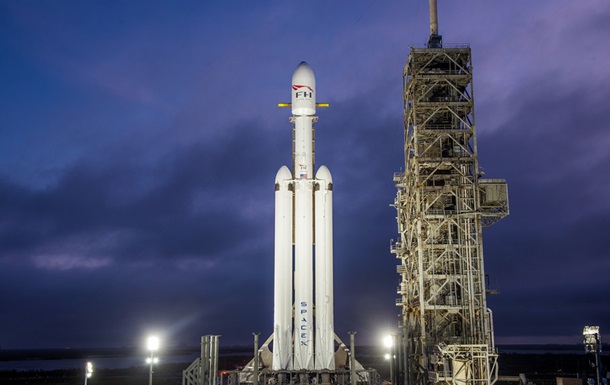 Появились официальные фото и видео Falcon Heavy