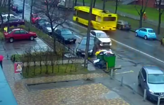 В Киеве шофер протаранил припаркованное авто и уехал