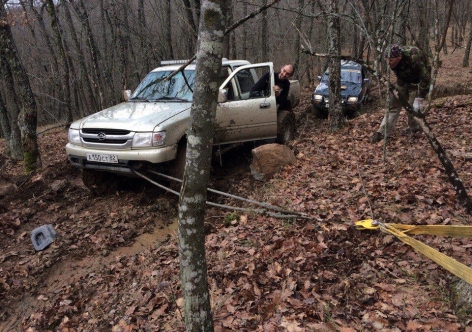 В Крыму сбили 19-летнего парня, джип "завис" на горном обрыве [фото]