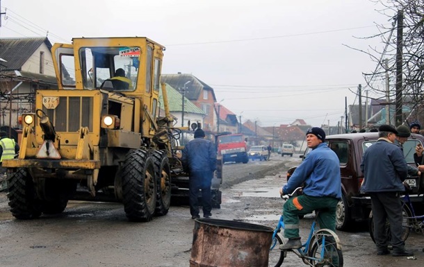 На Закарпатье после митингов начался ремонт дорог