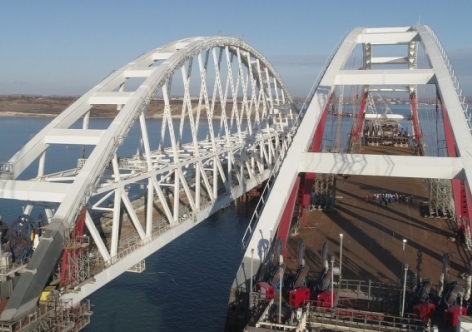 Мастера строители устанавливают на Крымском мосту охрану от землетрясений