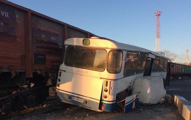 В Черноморске столкнулись поезд и автобус, шесть пострадавших