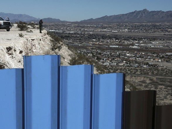 Трамп считает нужным выделить 25 миллиардов баксов на стройку стенки на границе с Мексикой