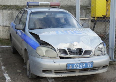 В Крыму опьяненный угонщик, пытаясь скрыться, помял патрульную машинку [фото, видео]