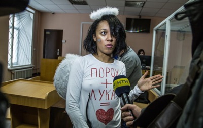 Активистка Femen пришла на суд в костюме Купидона