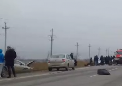 В ДТП с ВАЗом на крымской трассе один человек умер и четыре пострадали