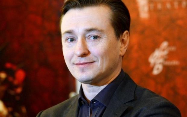 Сергей Безруков: актер показал своего домашнего питомца в шапочке с заячьими ушками