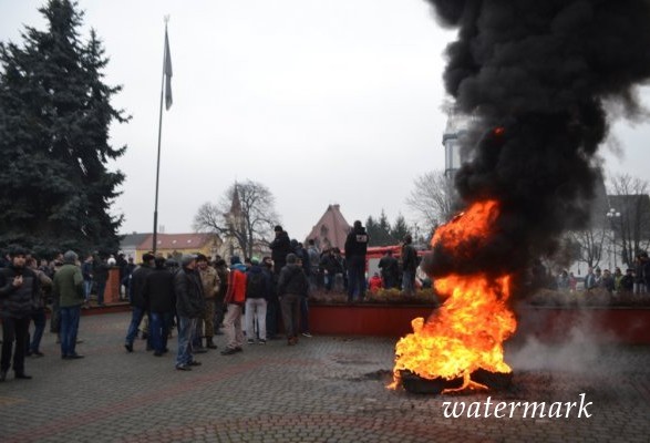 На Закарпатье произошли столкновения во время протеста у райсовета