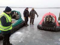 На Днепродзержинском водохранилище местные обитатели сняли с дрейфовавшей льдины 10 рыбаков