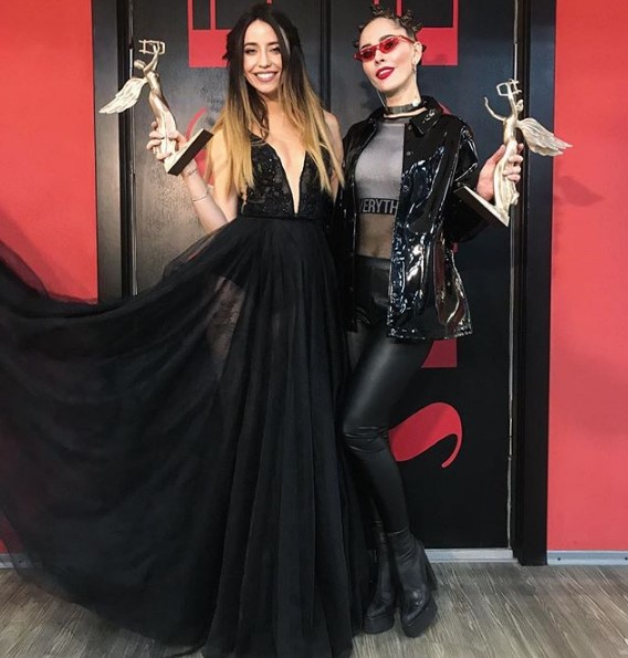 Надя Дорофеева возникла на музыкальной премии в черном платье