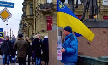 Одиночный пикет: в Питере напали на мужчину с украинским флагом