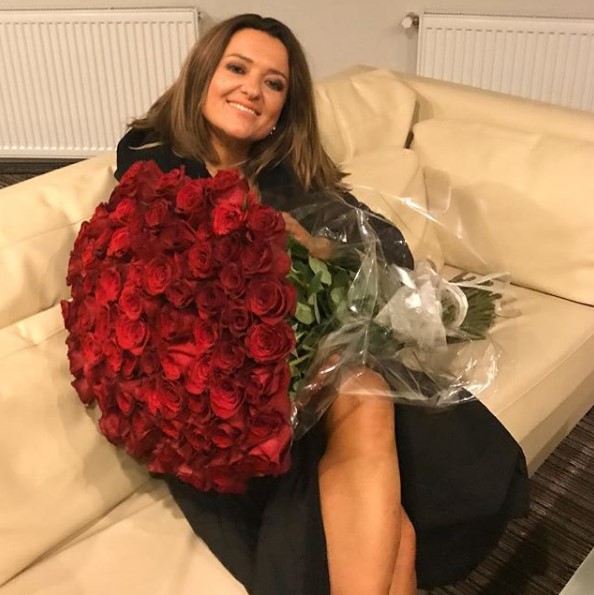 Наталья Могилевская позировала с громадным букетом красных роз