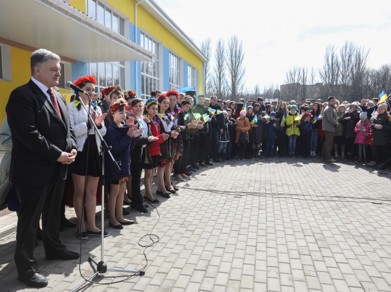 Ми маємо продемонструвати, що Україна живе і розвивається – Президент у опорній Волноваській школі І-ІІІ ступенів № 5