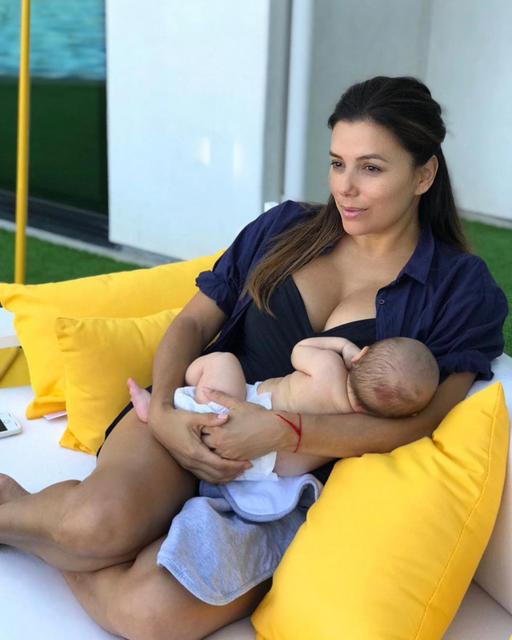 Ева Лонгория активно постит фото с новорожденным сыном