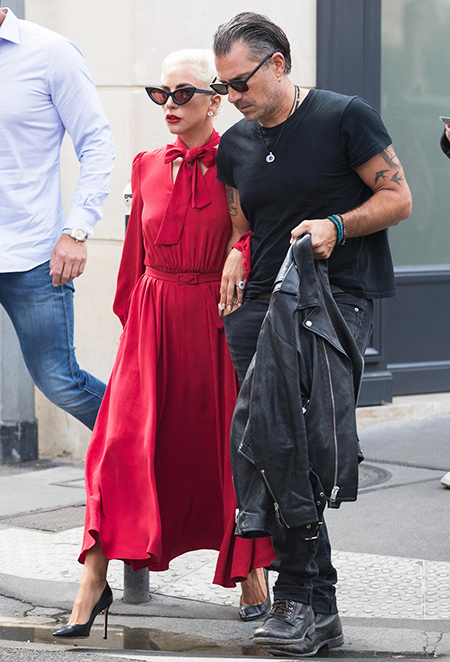 Леди Гага замечена на прогулке с женихом Кристианом Карино в Париже