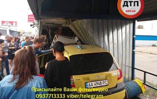 Под Киевом авто врезалось в киоск на остановке