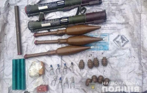 На Донбассе нашли тайник с гранатометами и взрывчаткой