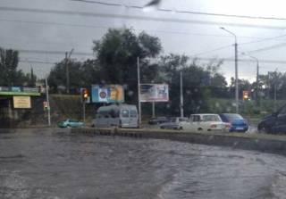 Мощный ливень затопил Запорожье. Местные обитатели делятся видео стихии