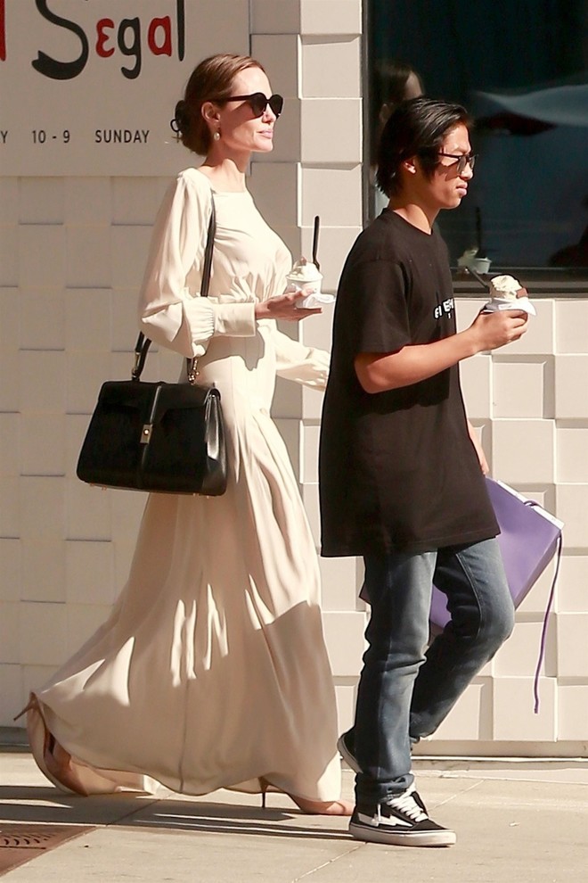 Анджелина Джоли на прогулке в Голливуде